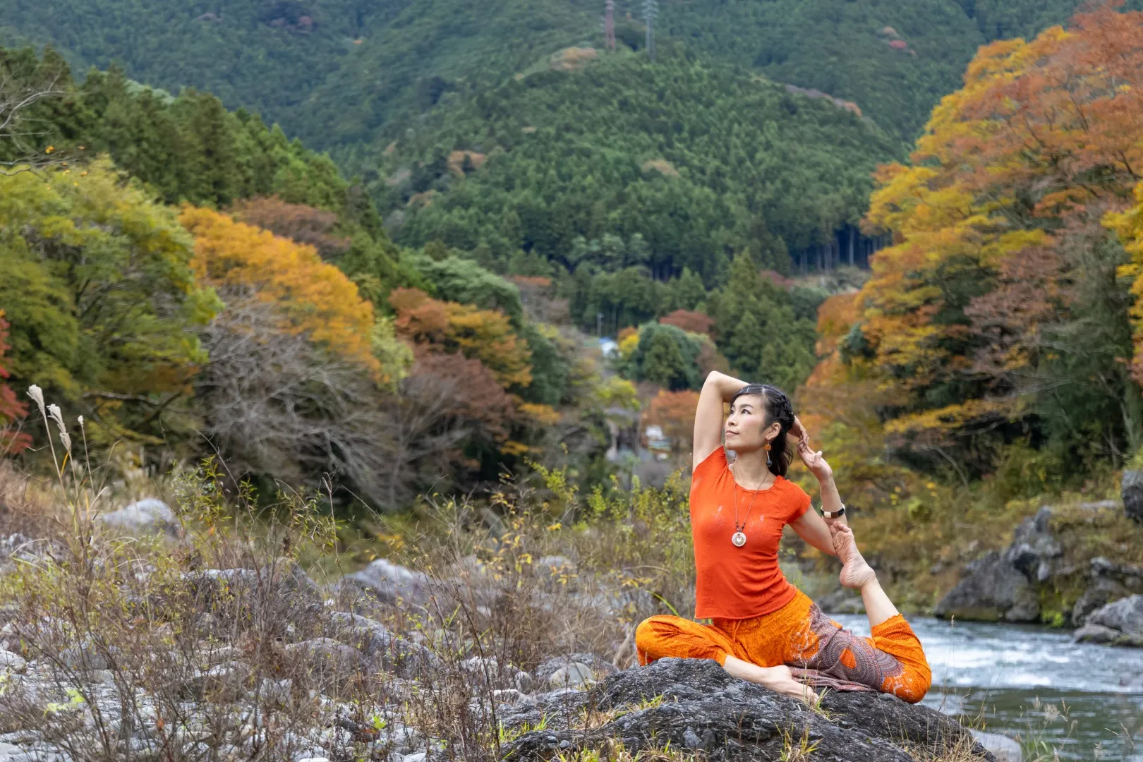 カラフル華やか！御丘渓谷紅葉ヨガ